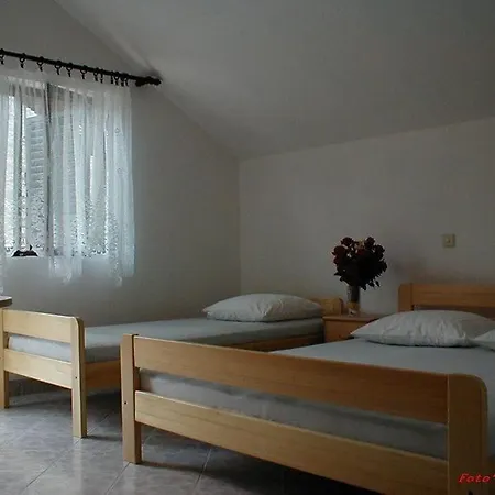Sleeps 9 Apartment *